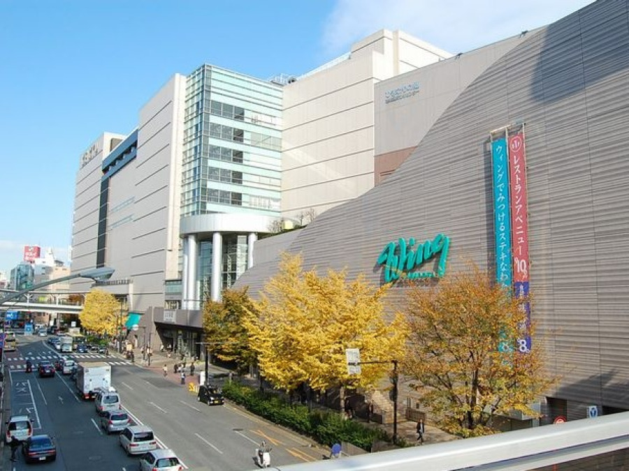 京急百貨店とウィング上大岡　約1000ｍ