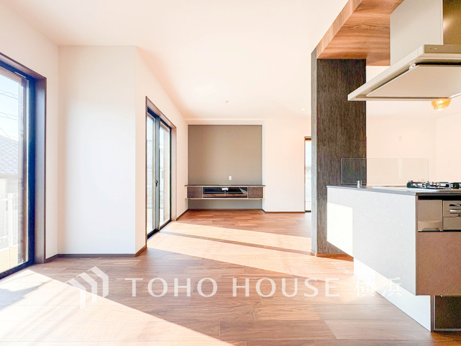 LDKは広々23帖！家族の一体感を感じられる広々スペース。3面採光の明るい大空間です。
