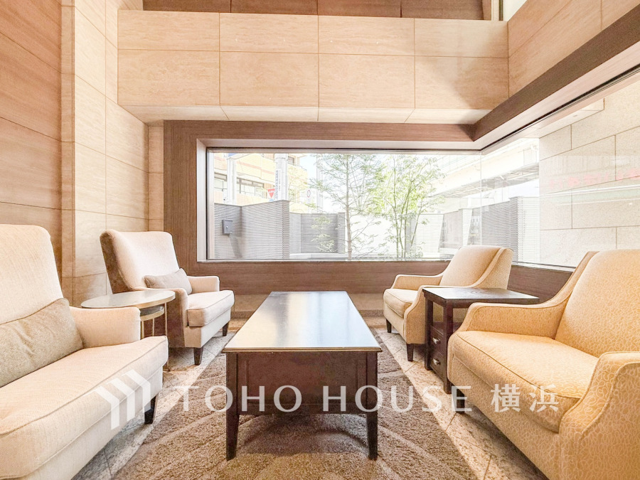 エントランスは毎日の行き帰りで使う大事な空間です。明るい基調で華やかなデザインなので、毎日も気持ちよく、またご友人なども素敵に迎え入れられます。