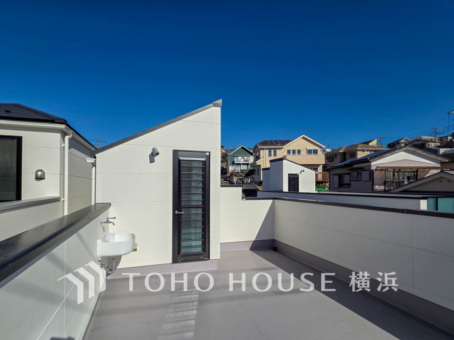 陽当たり良好な広々ルーフバルコニー。洗い場付きでガーデニングやアウトドアに最適な快適空間です。