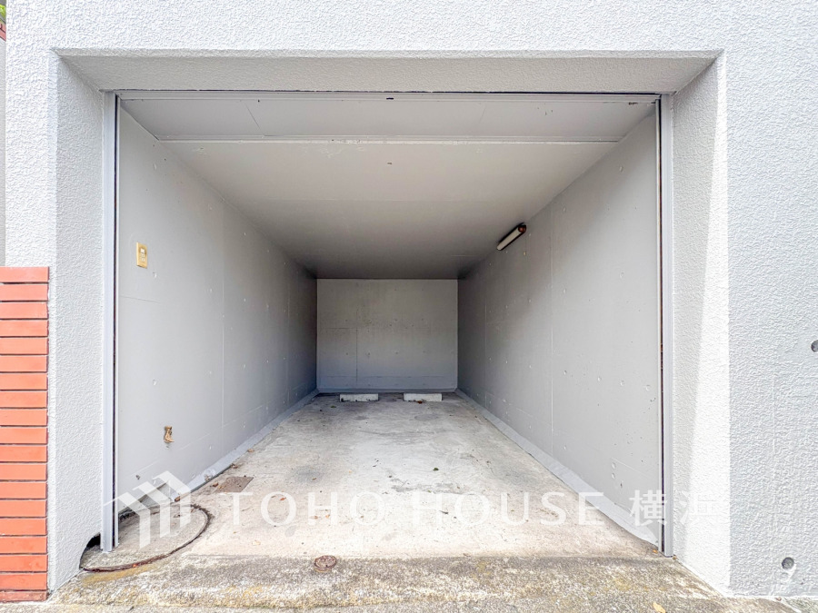 ゆったりとした駐車スペースを確保いたしました。豊かなカーライフをお楽しみください。（2025年11月撮影）