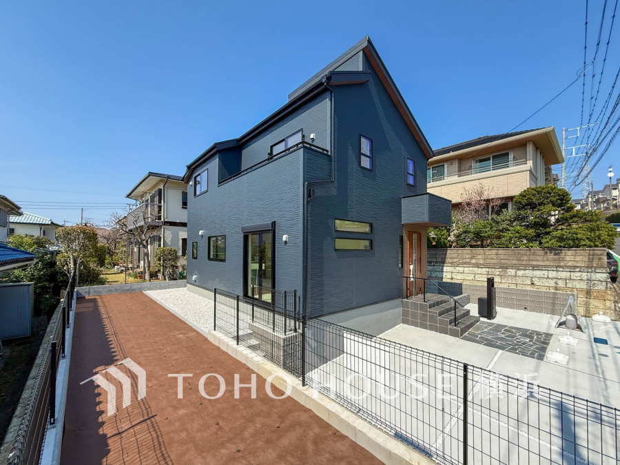 重厚感あるダークグレーの外壁が映える、陽当たり良好なモダン住宅です。