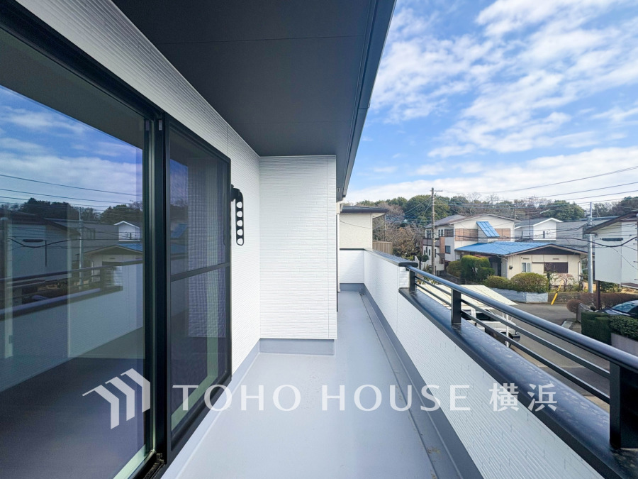 広々としたバルコニーは開放感があり、爽やかな風と陽光を存分に感じられる快適な空間です。