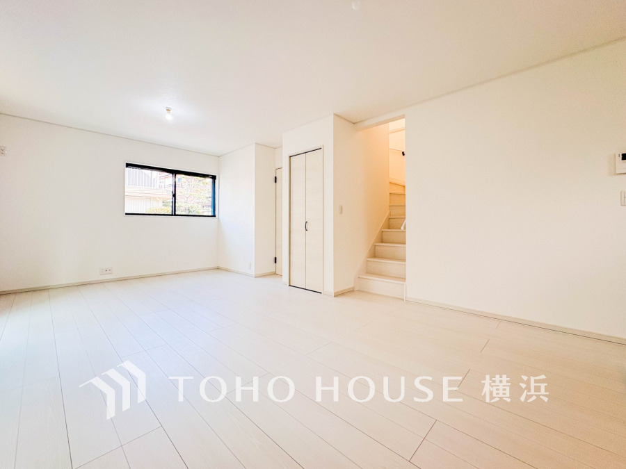 明るく開放的な空間が広がるLDK。室内には豊かな陽光が注ぎ込み、爽やかな住空間を演出。
