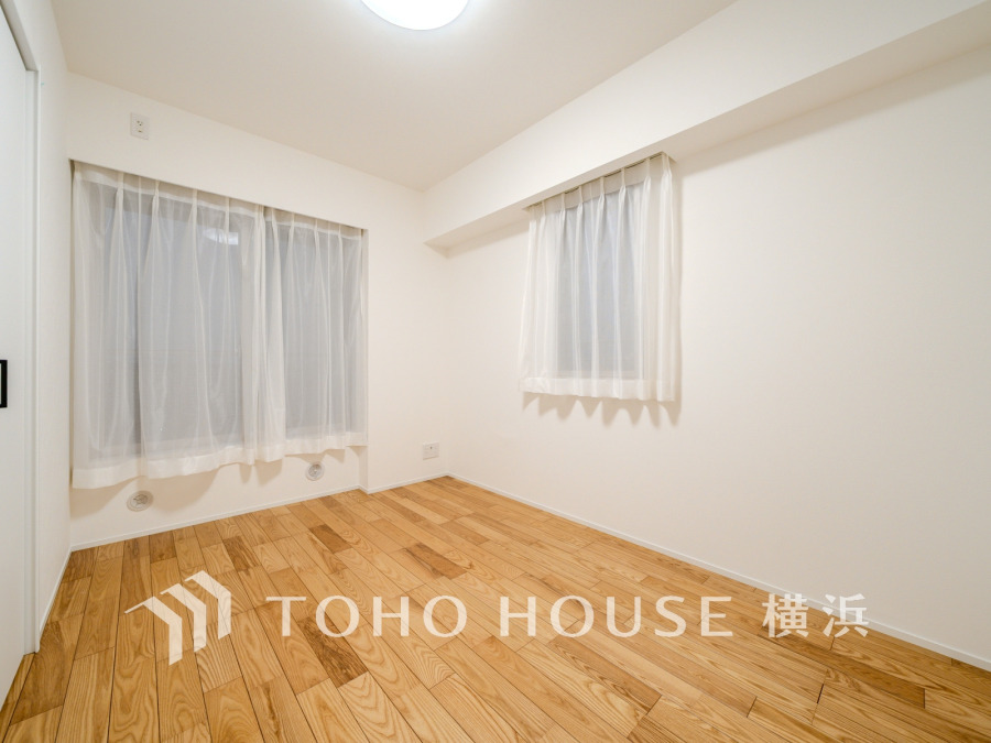 ２面採光の明るく爽やかな空間。プライベートな自分時間を快適に過ごせるお部屋です。
