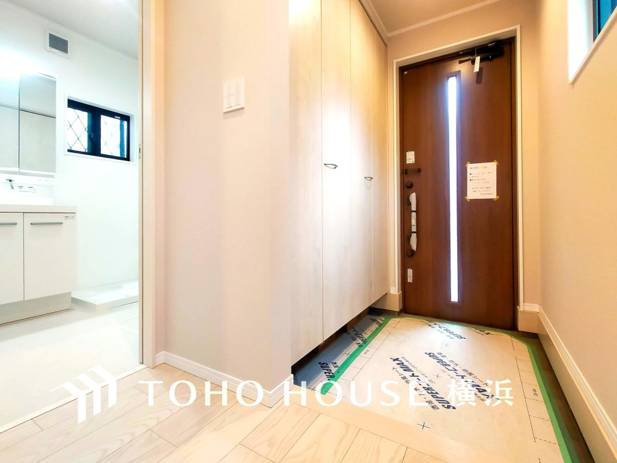 豊かなプライベートタイムへ誘うモダンテイストな玄関。デザインや素材が美しい調和を奏でている空間です。お客様をお迎えする玄関は落ち着いた雰囲気です。