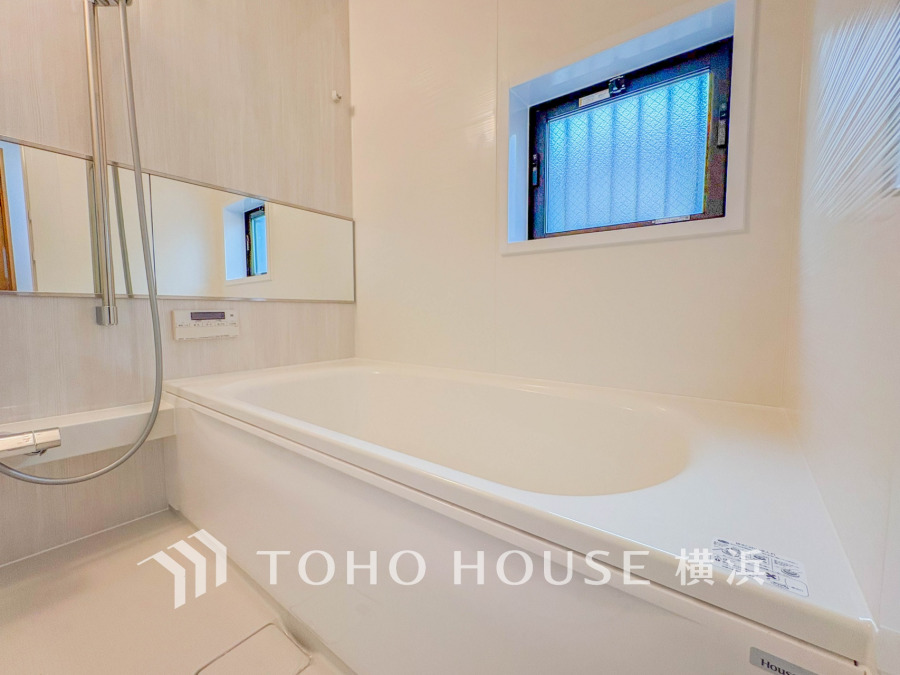 浴室は窓から自然光が入り風通しも良好です。快適でリラックスできる空間です。