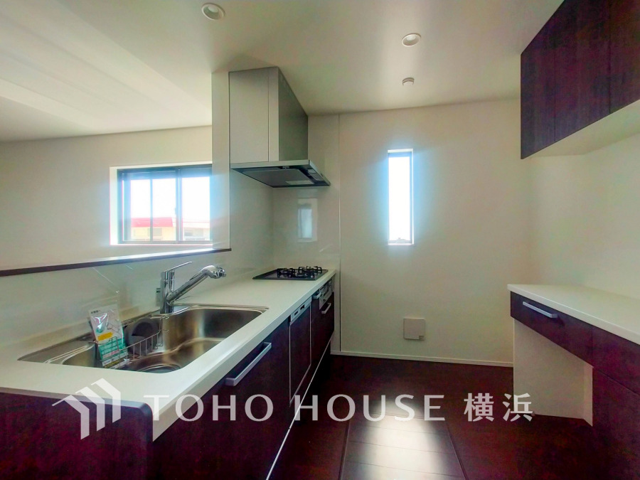 プライベートスペースを彩るインテリアとしての美と、快適な日常を支える機能性と強さがひとつになったキッチンです。開放的な対面カウンターキッチンはリビングと一体感のある空間。