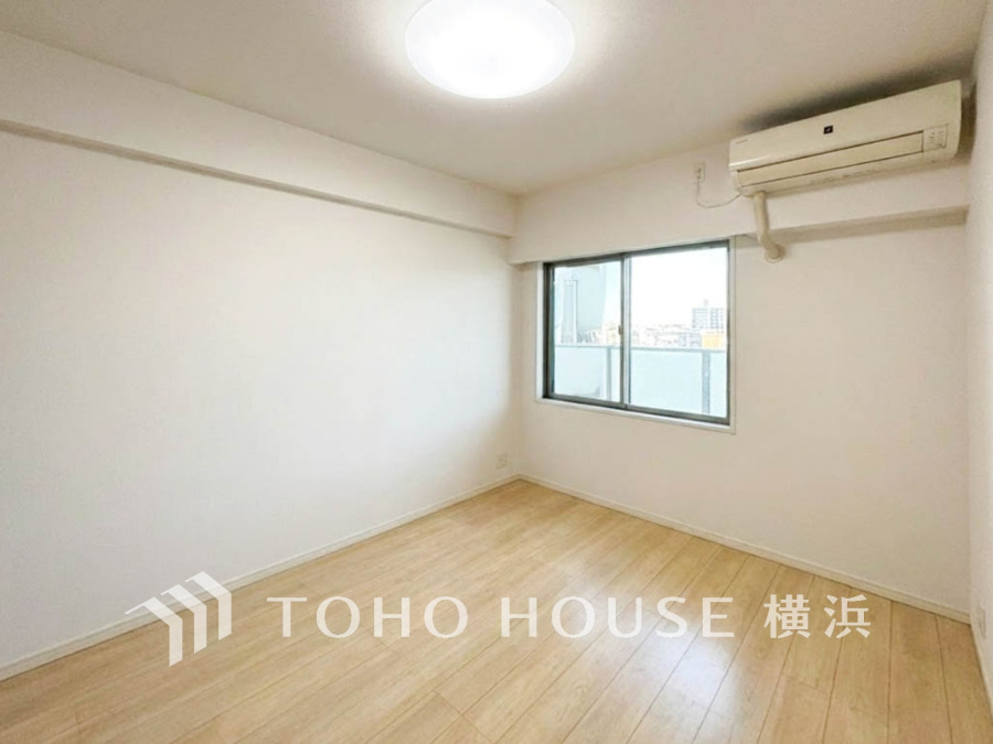 窓からの自然光が差し込む明るい洋室。シンプルな内装で家具の配置もしやすい快適空間です。