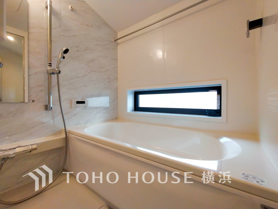 清潔感あふれる浴室は、窓から自然光が入り換気も良好。ゆったりとしたバスタブでリラックスタイムを満喫できます。