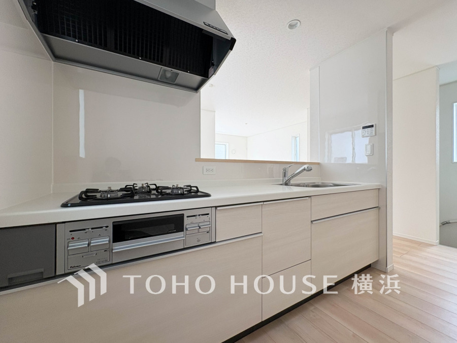 清潔感あふれるシステムキッチンは使いやすさと収納力に優れ、家事の効率を高める設計です。