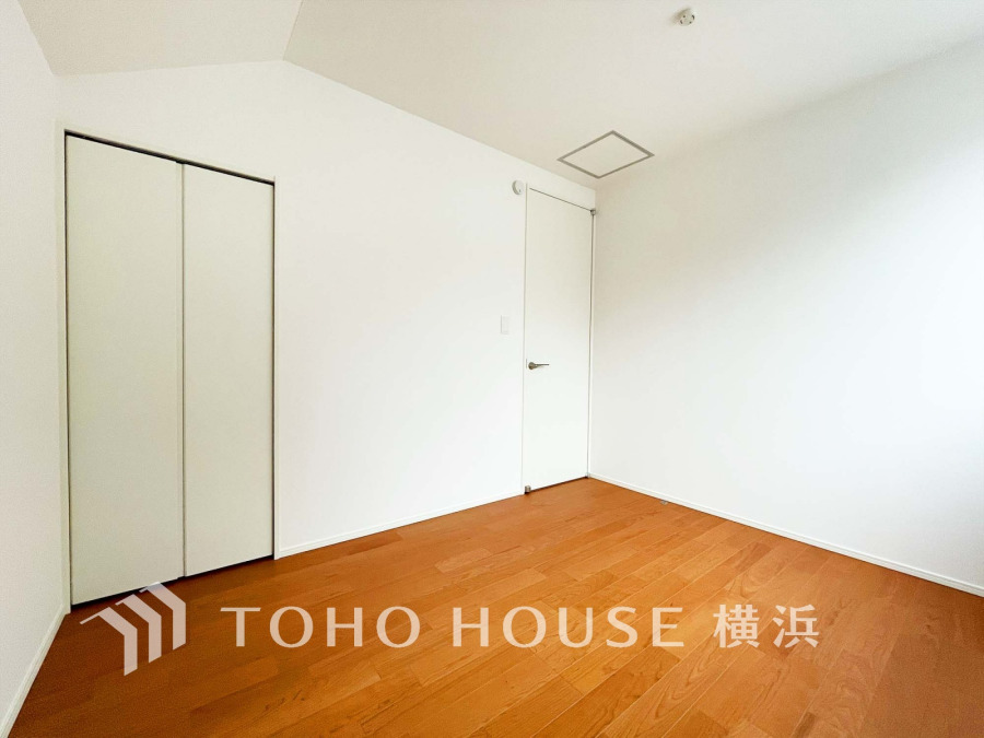 シンプルな内装と明るい空間で、自分らしい空間づくりを思い切り楽しめそうです。穏やかな陽射しが、ゆったりとした寛ぎの時間を包みます。