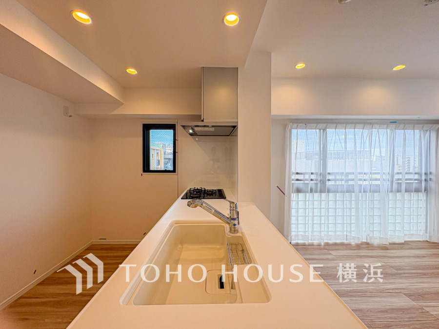 対面キッチンなら、料理や後片づけをしながらリビングにいるご家族と会話したり、気配を感じることができます。特にお子様が小さいうちは、目が離せないので便利です。