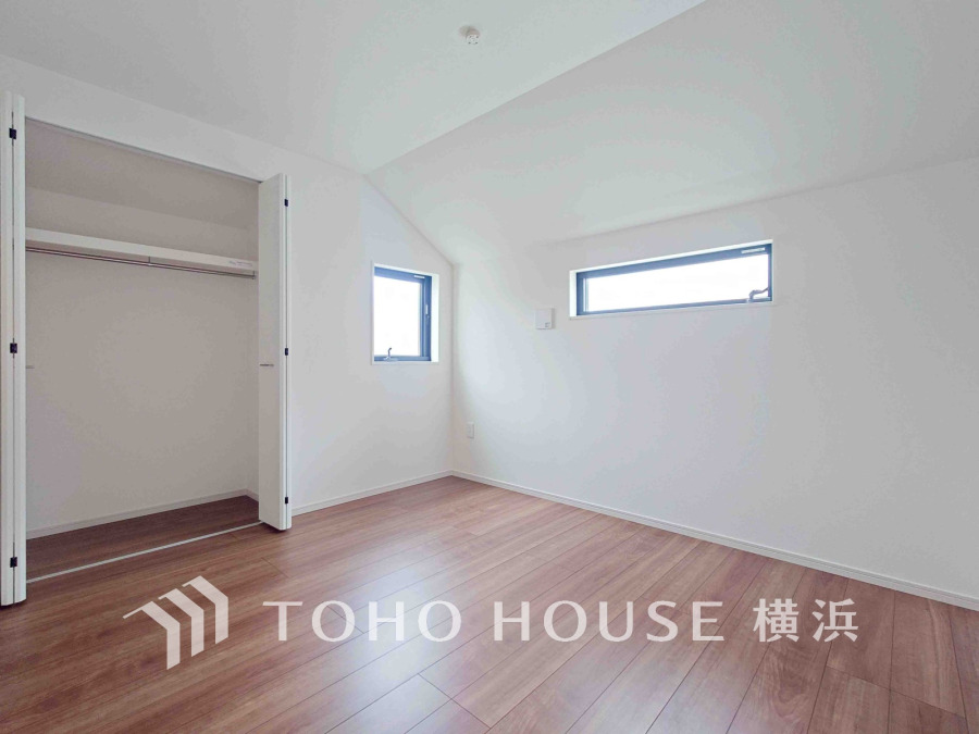 穏やかな風と陽光を導き、プライバシーに配慮された設計プランを採用し、居住性を一段と心地よいものにしています。明るく開放的な空間を演出しております。