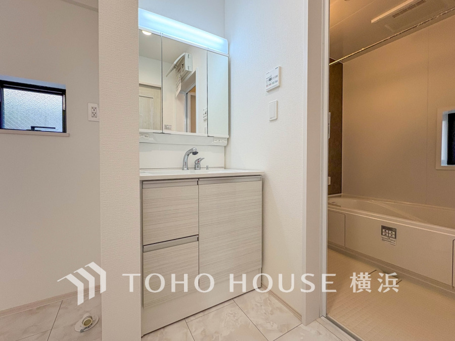 清潔感あふれる洗面台と隣接した浴室で、毎日の身支度とリラックスタイムを快適に過ごせます。