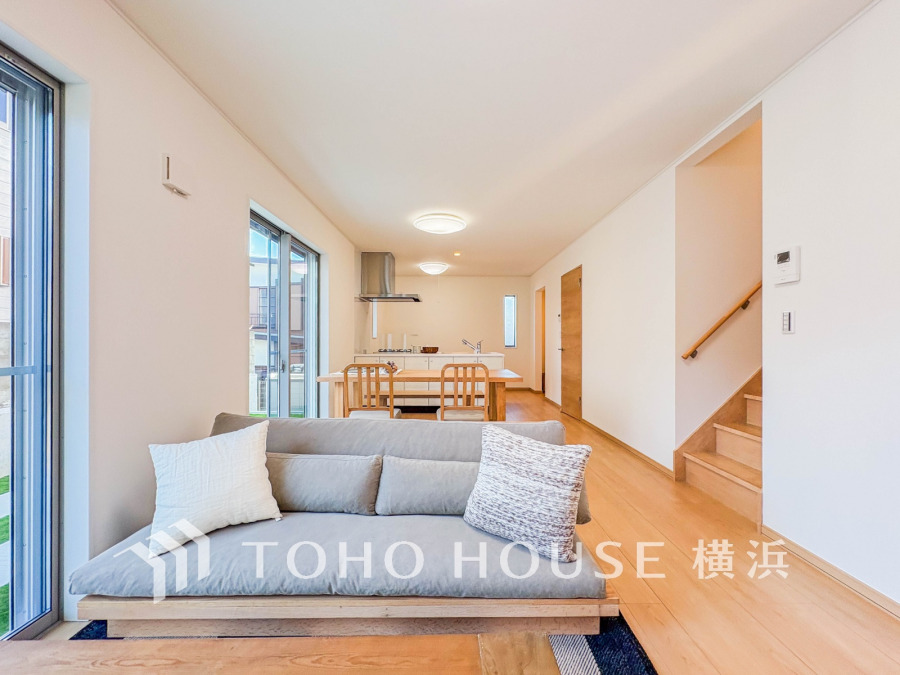 大きな窓から自然光が差し込む、開放感あふれるリビング・ダイニング。シンプルで温かみのある空間設計です。