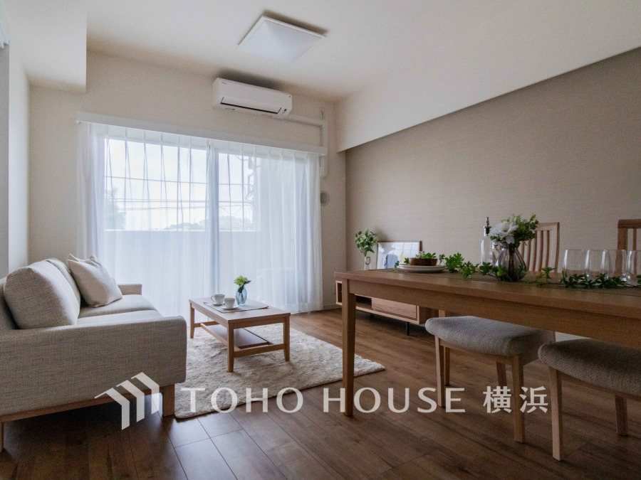 明るく開放的な空間が広がるLDK。室内には豊かな陽光が注ぎ込み、爽やかな住空間を演出。ホームパーティーでもゲストと一緒に料理を楽しみながら楽しい時間を過ごせそう。