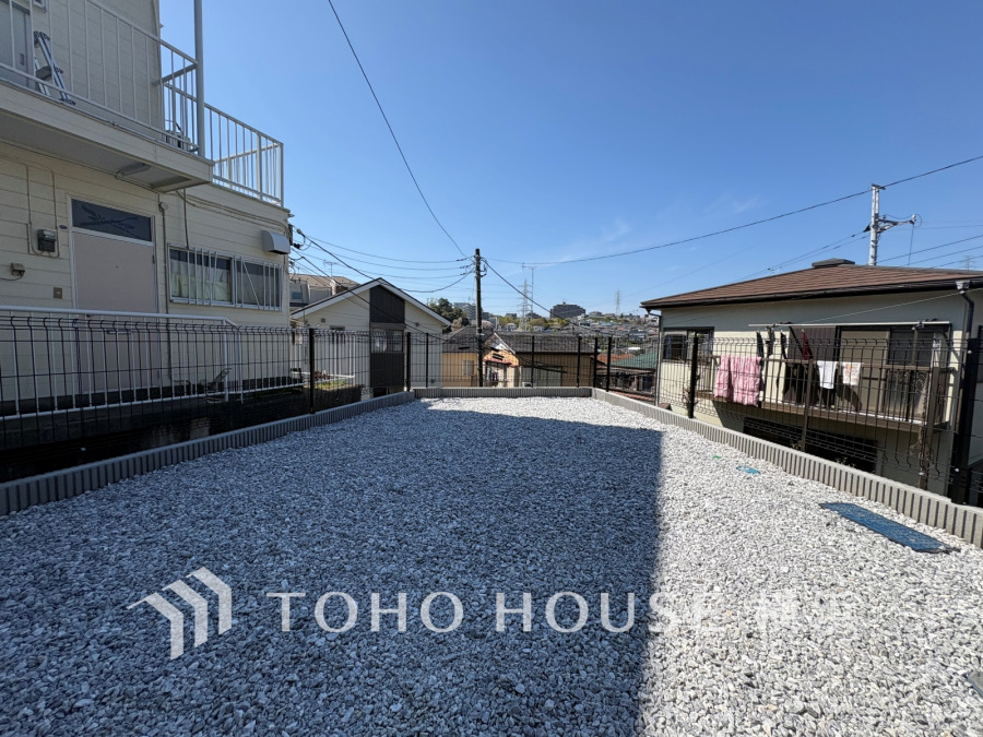 ゆとりあるお庭スペースは、季節感を演出する多彩な樹木で彩り、四季折々の変化を楽しめる心地よい空間に。
