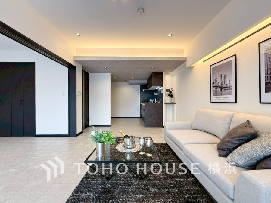 柔らかな色合いのフローリングと清潔感の溢れるクロスが明るい空間を創り出しているリビングダイニング。