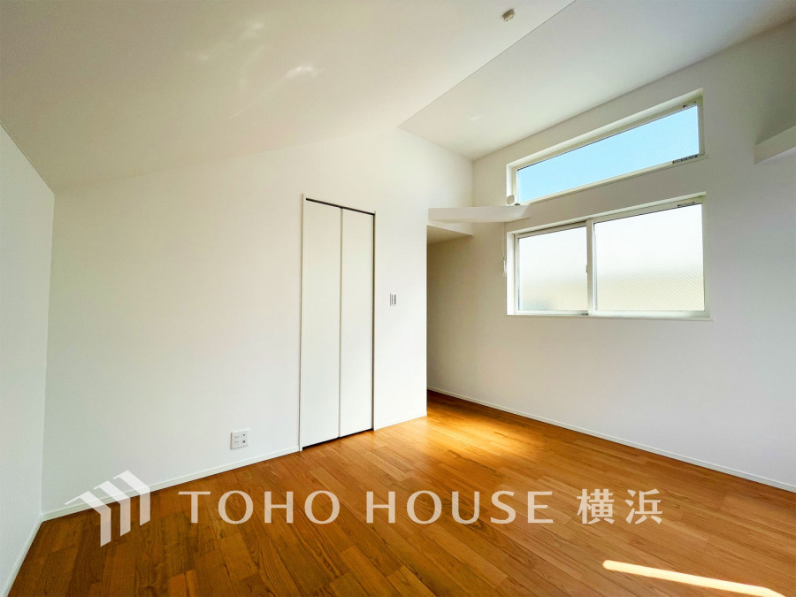 ひとりの時間をゆったり過ごしたり、静かな環境で趣味に打ち込んだり、自分時間を快適に過ごすプライベートルーム。大きな窓で彩られた空間は、心地よい風と伸びやかな眺めを愉しむ特等席に。