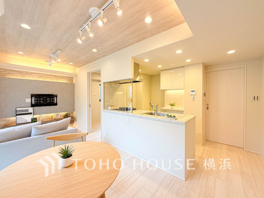 明るく開放的な空間が広がるLDK。室内には豊かな陽光が注ぎ込み、爽やかな住空間を演出。
