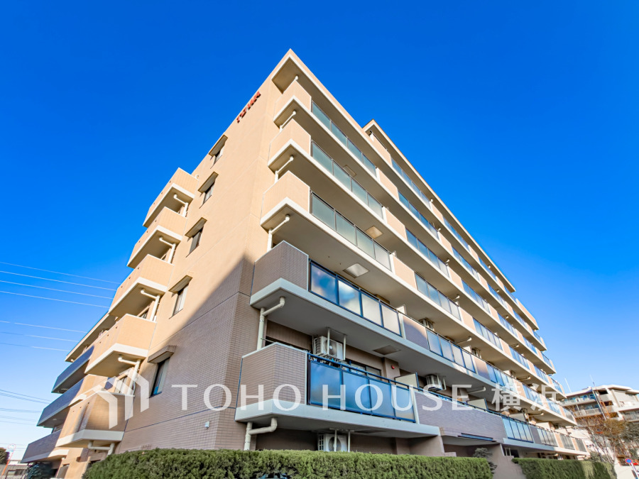 穏やかな風と陽光を導き、プライバシーに配慮された設計プランを採用し、居住性を一段と心地よいものにしています。周辺環境とのコラボレーションにより明るく開放的な空間を演出。