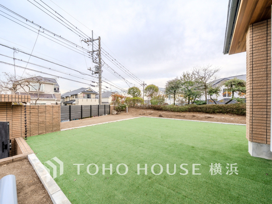 美しい芝生の広々としたお庭付き。多目的に使えるゆとりあるプライベートアウトドア空間です。