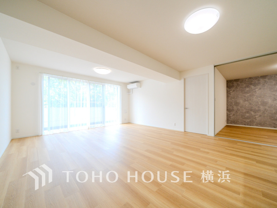 26帖の見事な広さのLDKは家具も配置がしやすい形。家族みんなが集まる空間は、優しい色合いのフローリングと白いクロスの明るい空間。笑顔が溢れる時間になりそう。