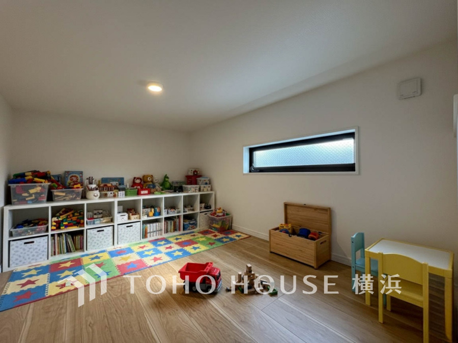 階段でラクにアクセスできる明るくゆとりあるロフトスペースをご用意。収納としてはもちろん、お子さまのあそび場やスタディスペース、書斎など多様にご使用頂ける自慢の空間。（家具・調度品はAI加工によるイメージです）