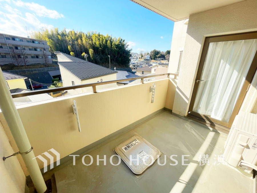 陽当たり良好で開放感あふれるバルコニー。周囲の緑を望める、くつろぎの屋外スペースです。