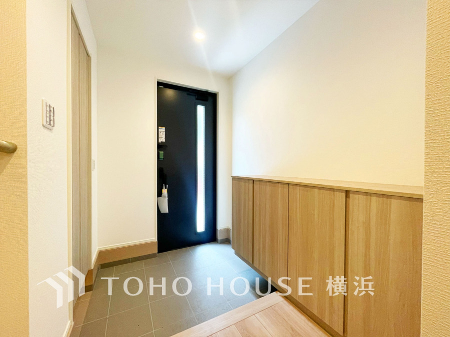 お客様をお迎えする玄関は落ち着いた雰囲気。帰り着くたびに洗練されたテイストの空間に迎えられ誇りと喜びを感じる玄関まわりです。 