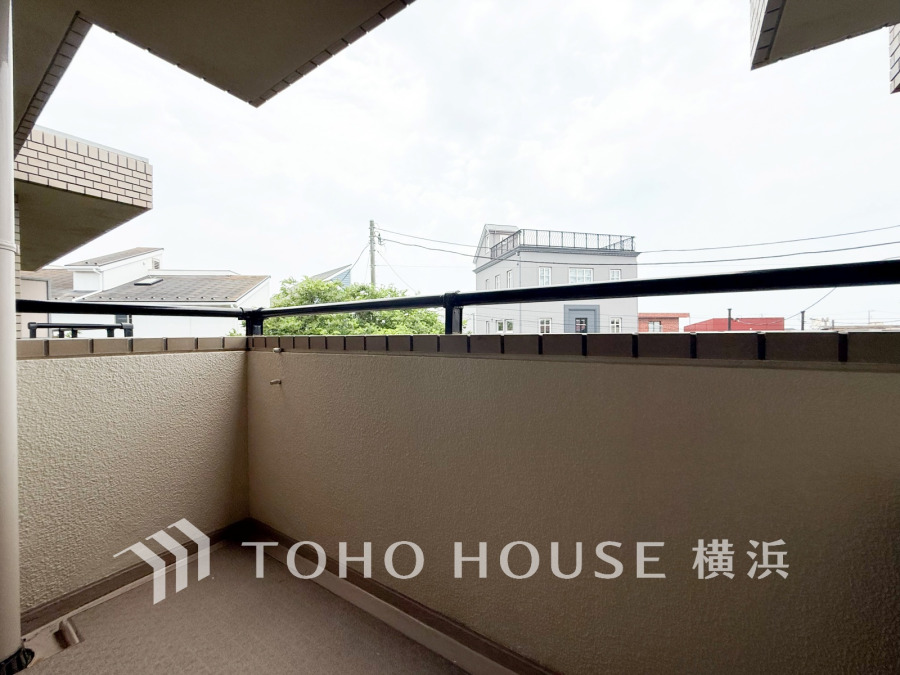 広いバルコニーは、暮らしの中での光と風を演出してくれています。見事なまでの開放的な空間をお楽しみください。