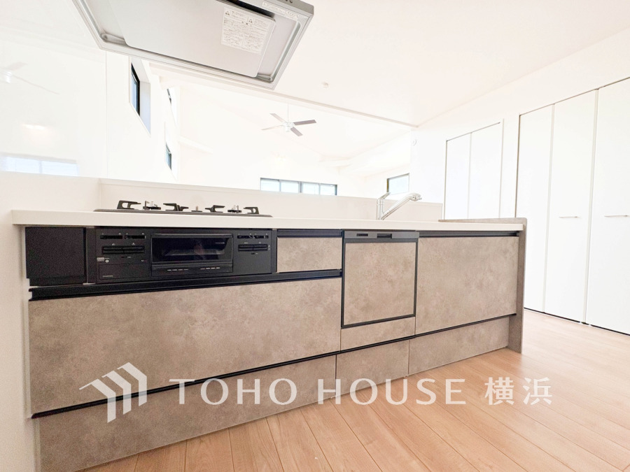 開放的な対面キッチンは、リビングで寛ぐご家族と会話をしながらお料理が出来ます。