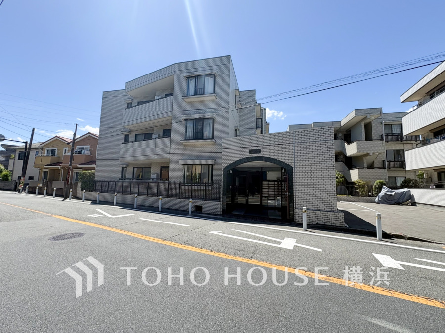 時代の流れに惑わされないシックなカラートーンで街並みに溶け込む外観は、主張し過ぎず、また平凡になり過ぎず絶妙なコントラストで輝きを放ちます。