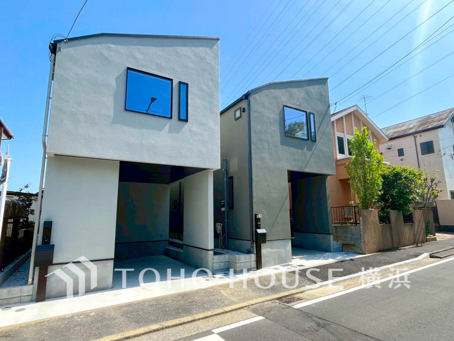 住む人を映し出す洗練された佇まいは、いつまでも輝き続けながらいつしか街の風景に溶け込んでいきます。（手前が1号棟です）