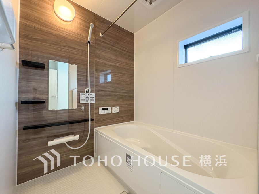 1日の疲れを癒すバスルームは、心地よいリラックスを叶える清潔感溢れる美しい空間です。心からゆったりと寛いでいただけるよう、ゆとりのスペースを確保しています。