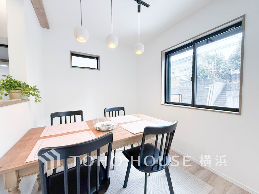 ダイニングスペースはキッチンにいるご家族との会話も楽しめる開放的な空間です。
