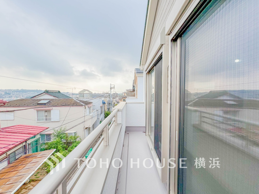開放感があり、遮るものもなく気持ちのいい景色が広がります。お部屋にも爽やかな風と暖かく柔らかな日差しが差し込み、毎日の暮らしを豊かに彩ります。