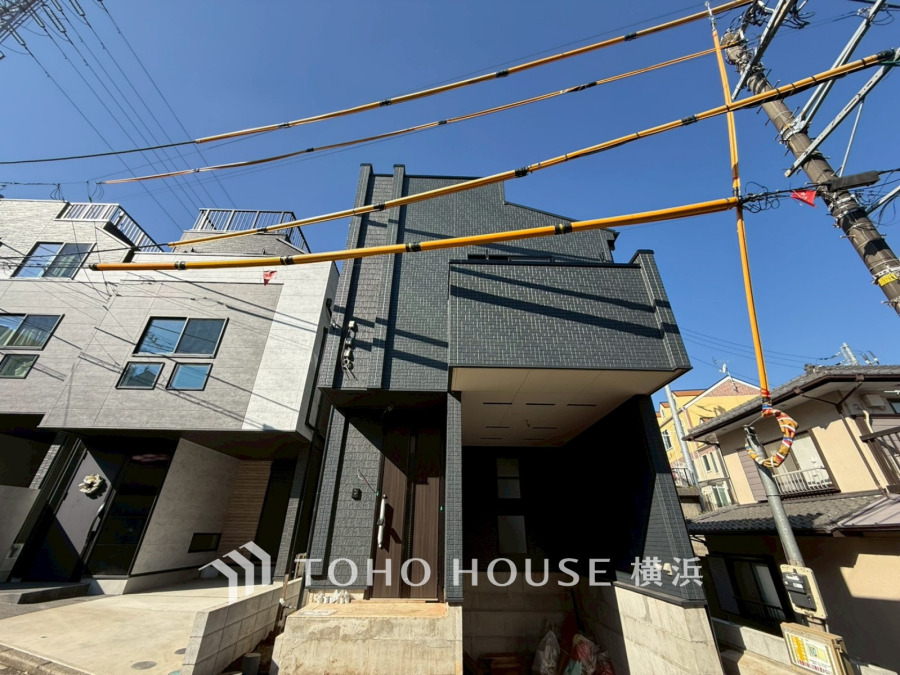 スタイリッシュな外観が魅力の新築戸建。日当たり良好で快適な住環境を実現した物件です。