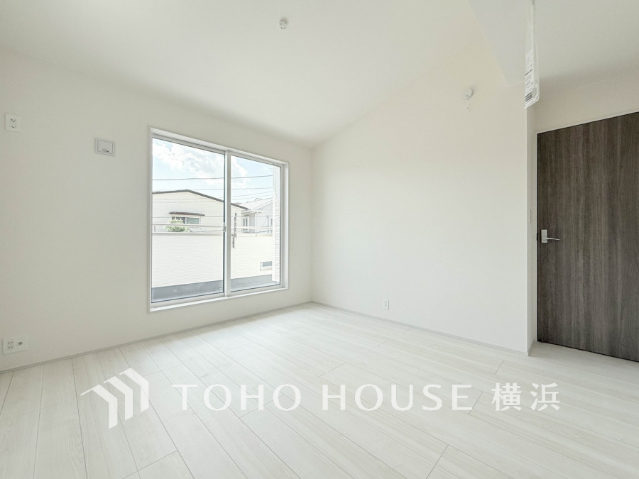 大きな窓からたっぷりと陽光が注がれる明るい空間。家族の成長に対応できる永住仕様の間取り。時を忘れて過ごす場所として過ごせるお部屋。