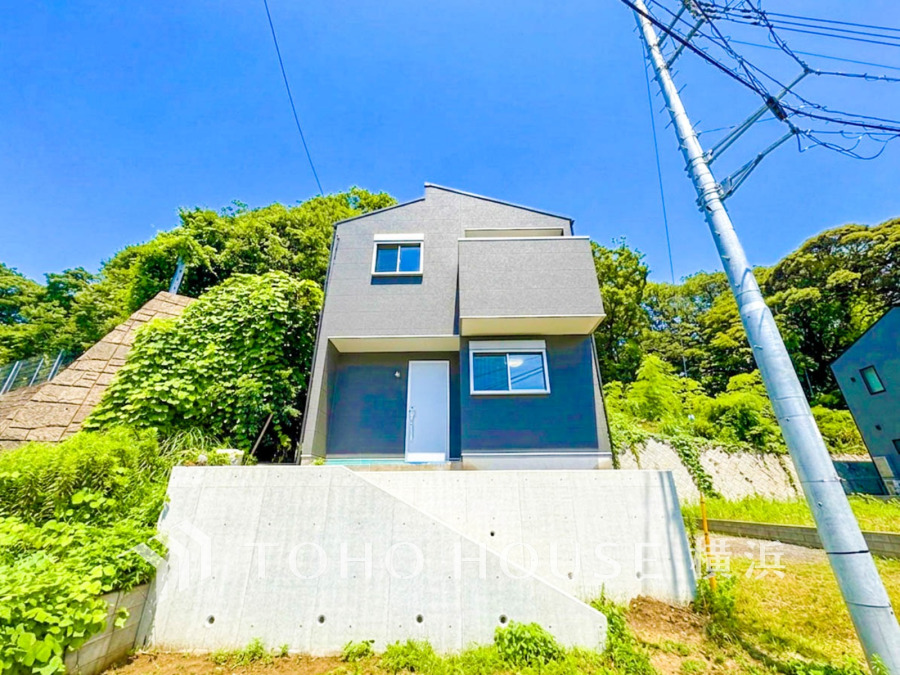 住む人を映し出す洗練された佇まいは、いつまでも輝き続けながらいつしか街の風景に溶け込んでいきます。