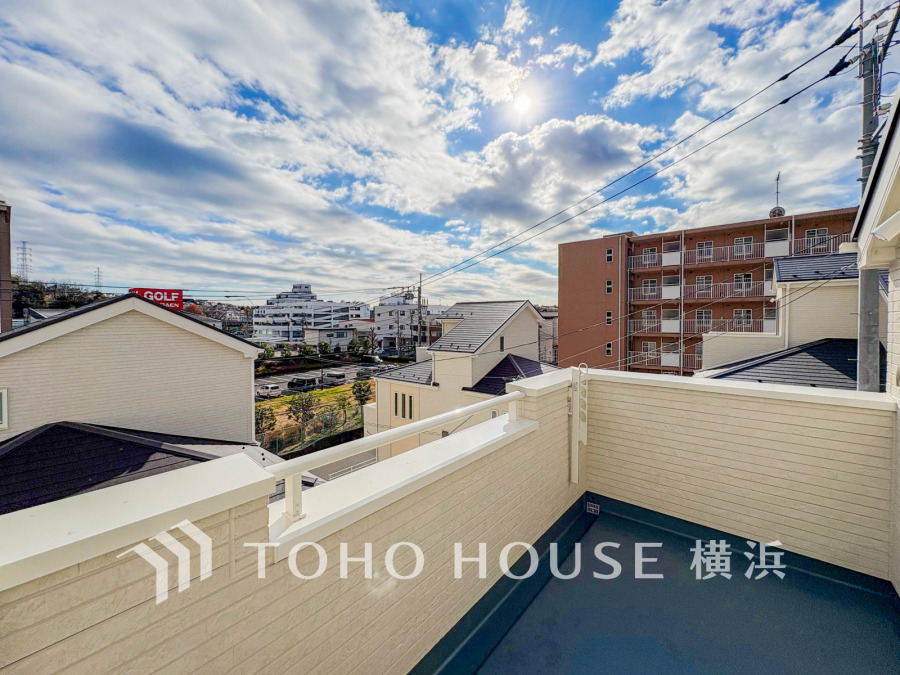 開放感があり、遮るものもなく気持ちのいい景色が広がります。お部屋にも爽やかな風と暖かく柔らかな日差しが差し込み、毎日の暮らしを豊かに彩ります。