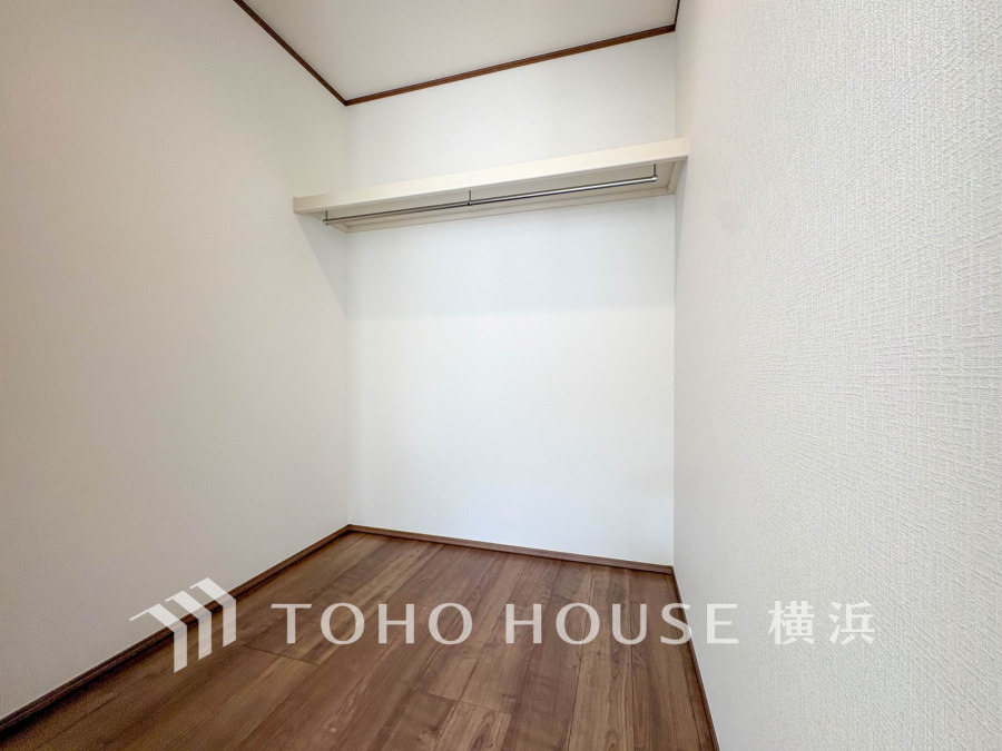 たっぷりとした収納スペース・ウォークインクローゼット。その収納力は是非ご自身の目でお確かめください。冬物のコートやスーツなど、大切なお洋服を皺なく収納できます。