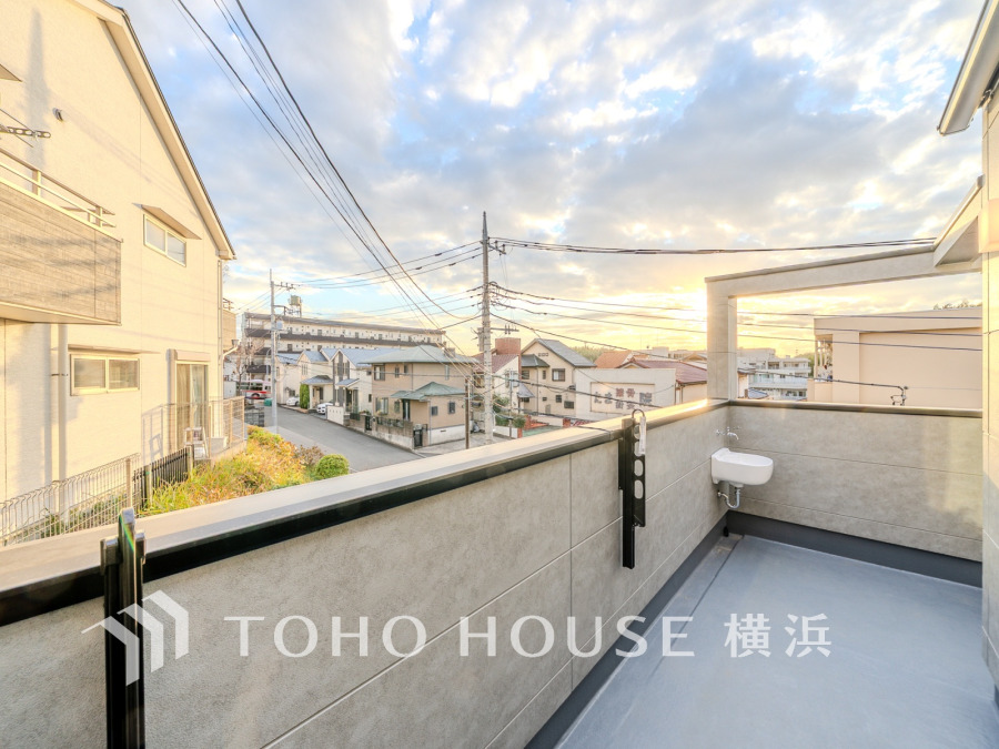 広々としたバルコニー。開放感があり、遮るものもなく気持ちのいい景色が広がります。お部屋にも爽やかな風と暖かく柔らかな日差しが差し込み、毎日の暮らしを豊かに彩ります。