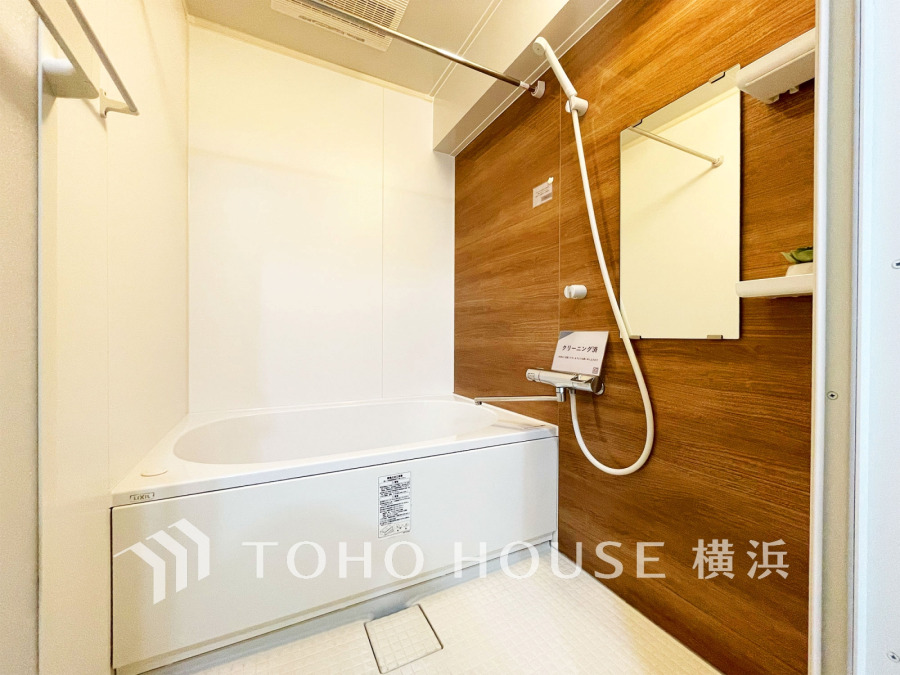 心地よいリラックスを叶える清潔感溢れる美しい空間。快適で機能的なバスルームです。
