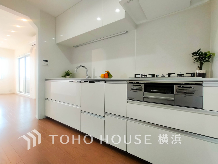 プライベートスペースを彩るインテリアとしての美と、快適な日常を支える機能性と強さがひとつになったキッチンです。開放的な対面カウンターキッチンはリビングと一体感のある空間。