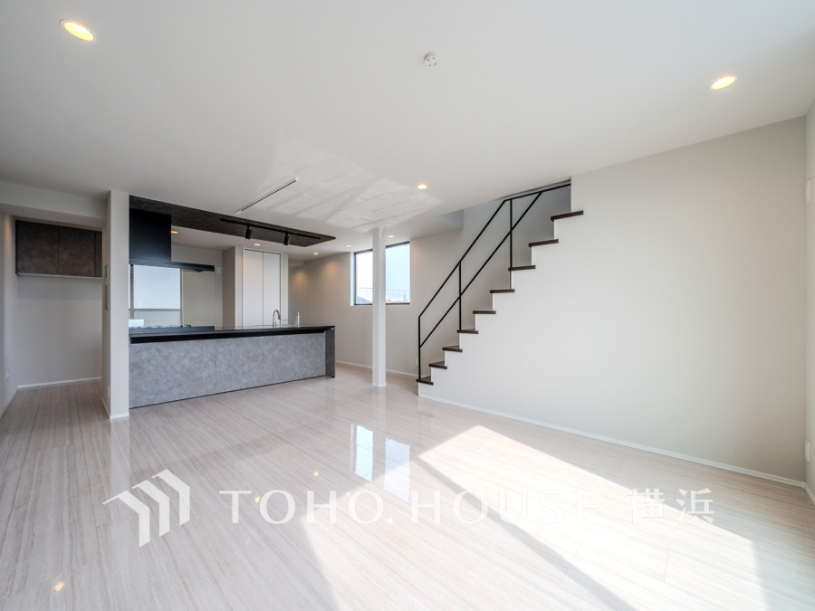 明るく開放的な空間が広がるLDK。室内には豊かな陽光が注ぎ込み、爽やかな住空間を演出。
