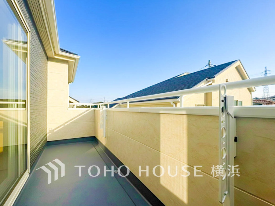 陽当たり良好な広々バルコニーで、洗濯物もたっぷり干せる快適な空間です。