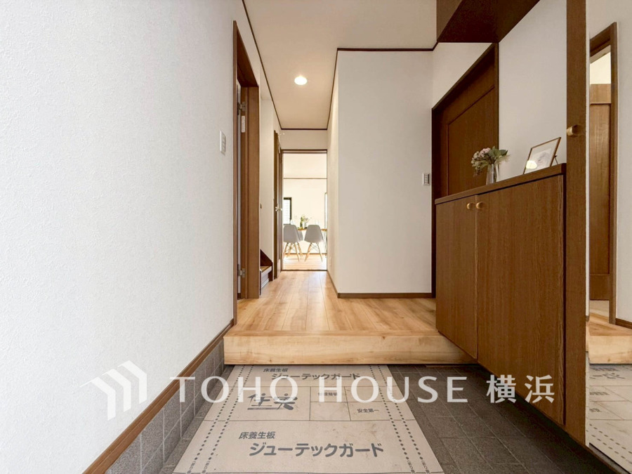 上質感漂う玄関と廊下。居住者の帰り、訪れる方を優しく迎える・安らぎに満ちた生活空間を予感させる。健やかな暮らしを楽しめそう