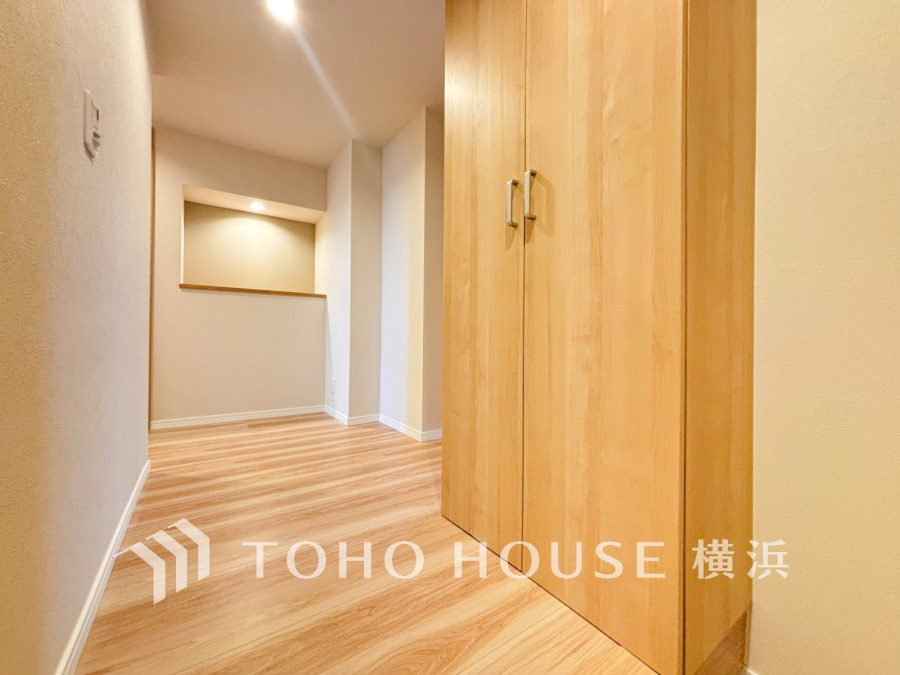 収納力豊富なシューズボックスを設置した玄関スペース。木目調で統一された空間は柔らかく暖かな印象です。
